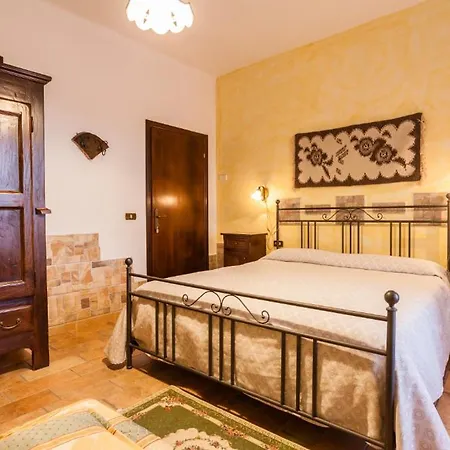 Sleeps 4 Pool Wifi Apartment