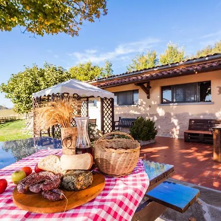Sleeps 4 Pool Wifi Apartment